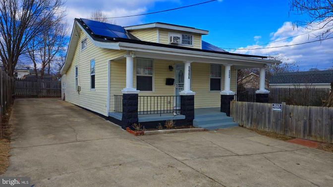 Exterior, Facade, Solar Panels, American Foursquare