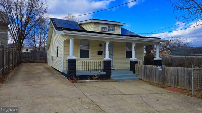 Exterior, Facade, Solar Panels, American Foursquare