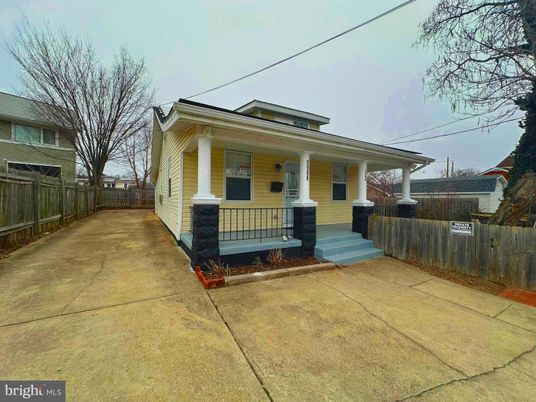 Exterior, Facade, American Foursquare