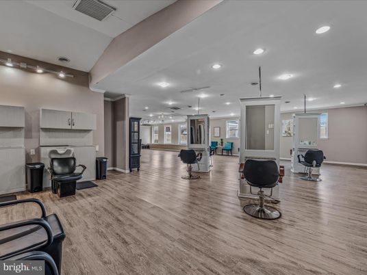 Fitness Equipment, Interior, Recessed Lighting, Wood Texture Flooring