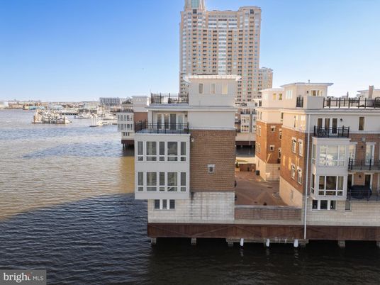 Exterior, Lake