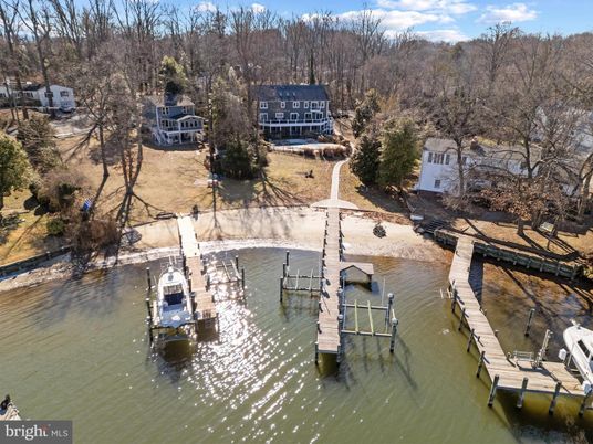 Exterior, Lake