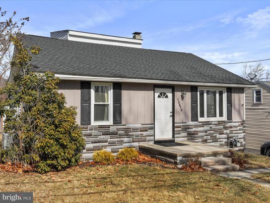 Exterior, Facade, Cape Cod
