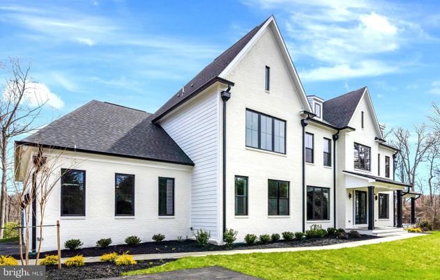 Exterior, Facade, Farmhouse