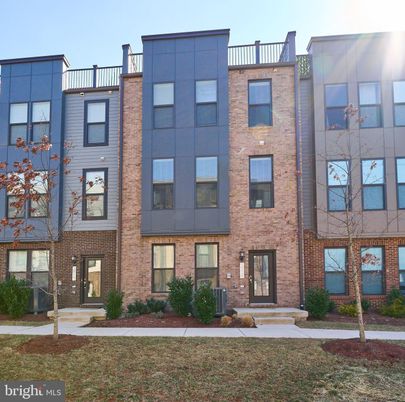 Exterior, Facade, Brick Facade, Rowhouse