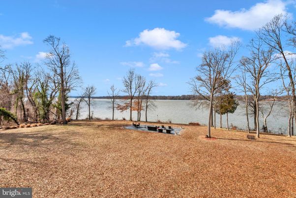 Exterior, Lake
