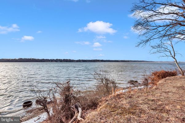 Exterior, Lake