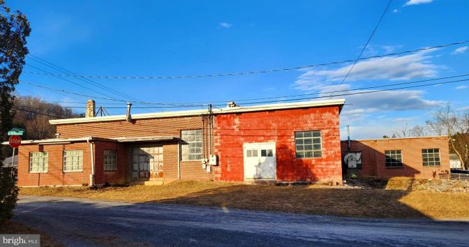 Exterior, Facade, Brick Facade, Cape Cod