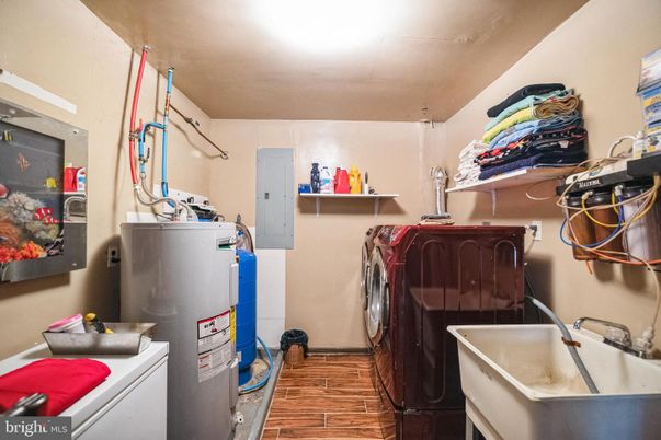 Interior, Washer, Wood Texture Flooring