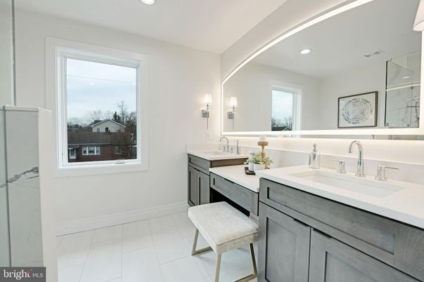 Bathroom, Dual Sink Vanities, Interior, Recessed Lighting