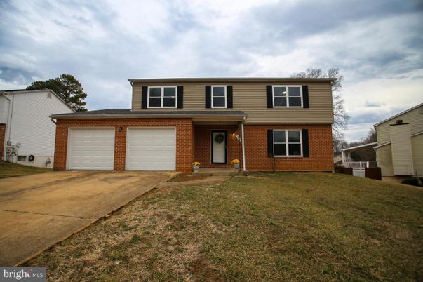 Attached, Exterior, Facade, Brick Facade, Split Level