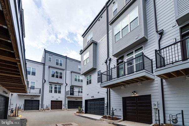 Attached, Exterior, Facade, Rowhouse