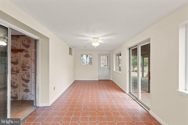 Empty room, Interior