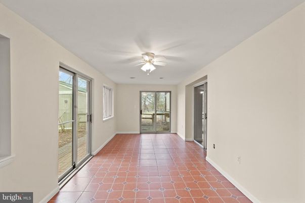 Empty room, Interior