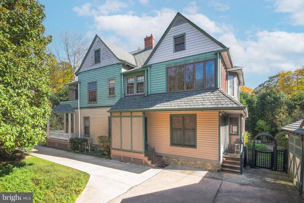 Exterior, Facade, Queen Anne Victorian