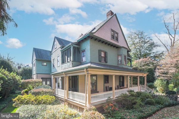 Exterior, Facade, Queen Anne Victorian