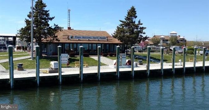 Exterior, Lake