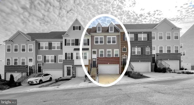 Attached, Exterior, Facade, Rowhouse
