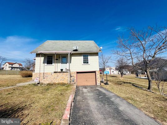 Attached, Backyard, Exterior, Facade, Cape Cod