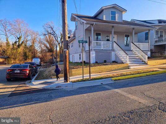 Exterior, Facade, American Foursquare