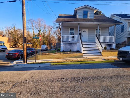 Exterior, Facade, American Foursquare