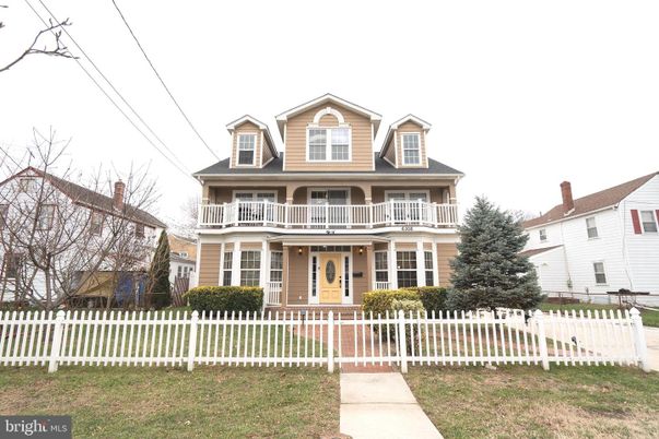 Exterior, Facade, American Foursquare