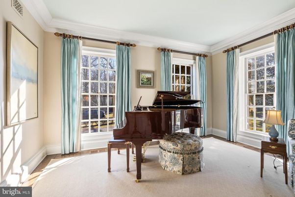 Interior, Piano