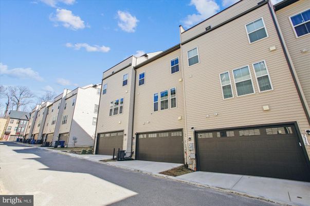 Attached, Exterior, Facade, Rowhouse
