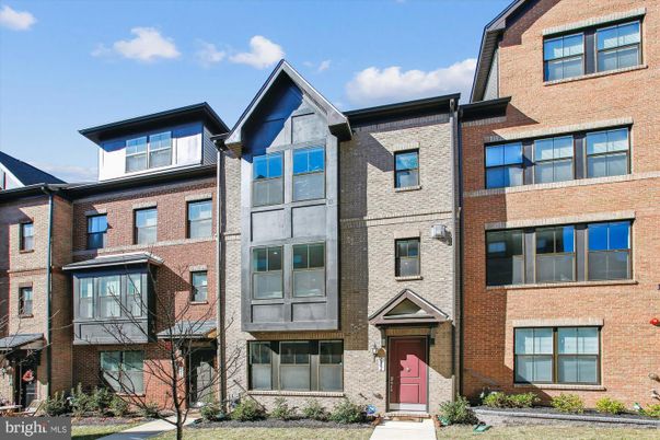 Exterior, Facade, Brick Facade, Rowhouse