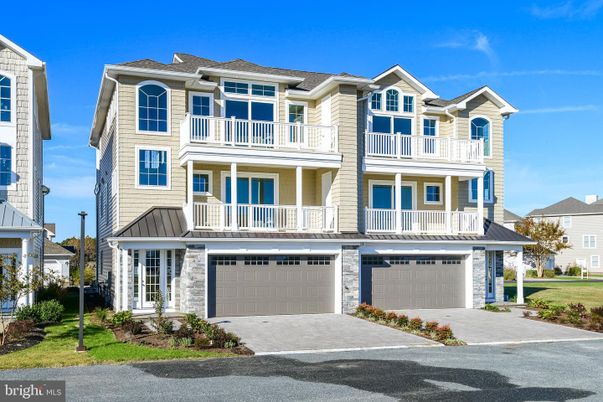 Attached, Exterior, Facade, Rowhouse
