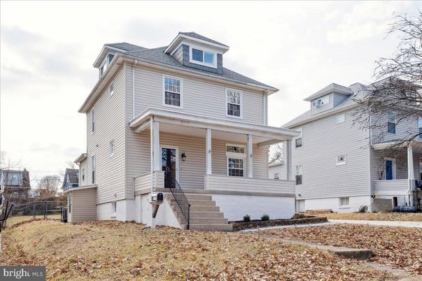 Exterior, Facade, American Foursquare