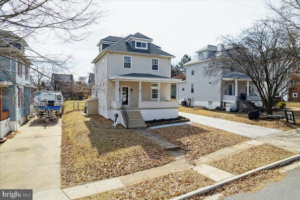Exterior, Facade, American Foursquare