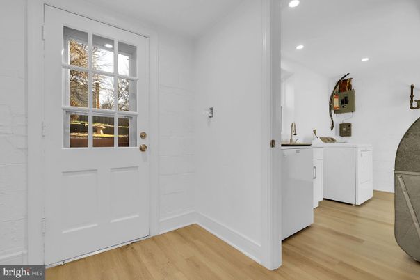Interior, Recessed Lighting, Washer, Wood Texture Flooring