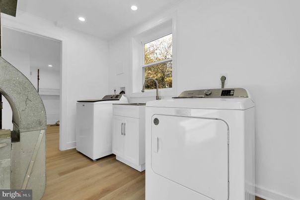 Interior, Recessed Lighting, Washer, Wood Texture Flooring
