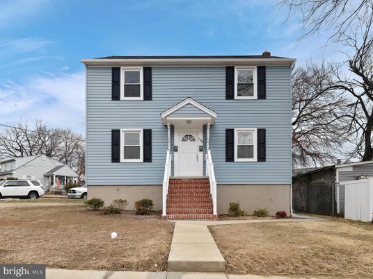 Exterior, Facade, Raised Ranch