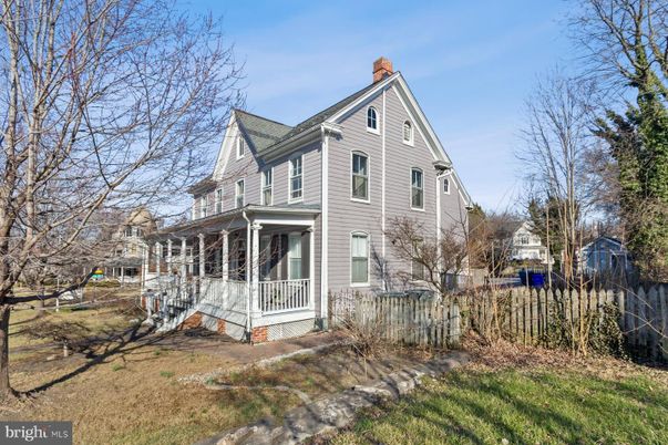 Backyard, Exterior, Facade, Queen Anne Victorian