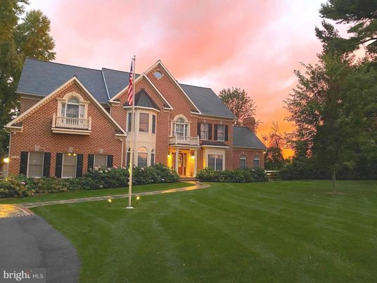 Backyard, Exterior, Facade, Brick Facade, Brick Traditional