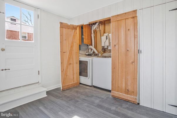 Interior, Washer, Wood Texture Flooring