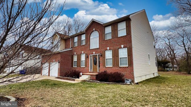 Attached, Exterior, Facade, Brick Facade, Georgian