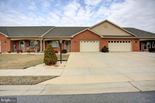 Attached, Exterior, Facade, Brick Facade, Ranch