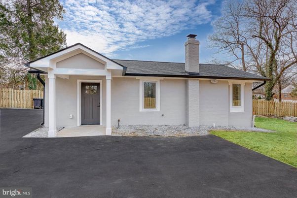 Exterior, Facade, Ranch