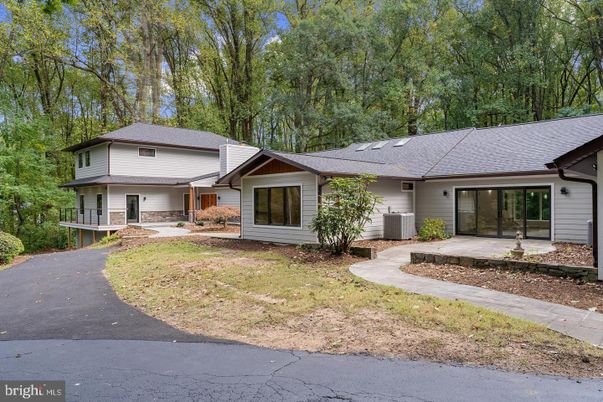 Exterior, Facade, Ranch