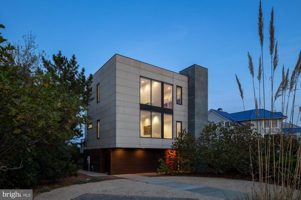 Exterior, Facade, Modern