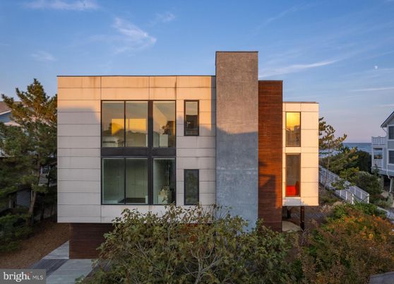 Exterior, Facade, Modern