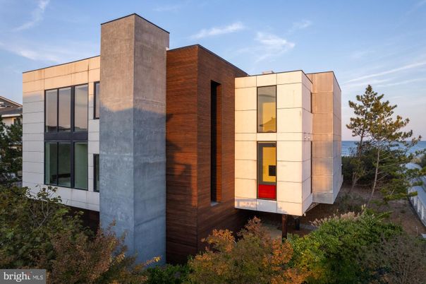 Exterior, Facade, Modern
