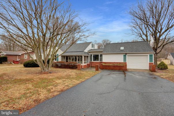 Attached, Exterior, Facade, Cape Cod