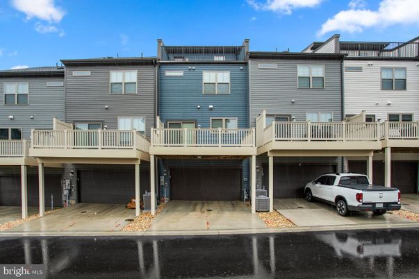 Attached, Exterior, Facade, Rowhouse