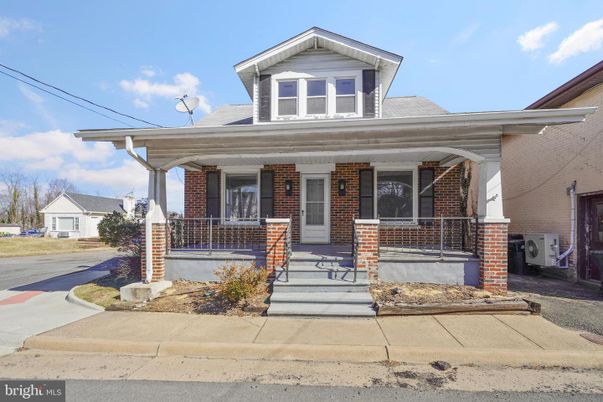Exterior, Facade, Brick Facade, American Foursquare