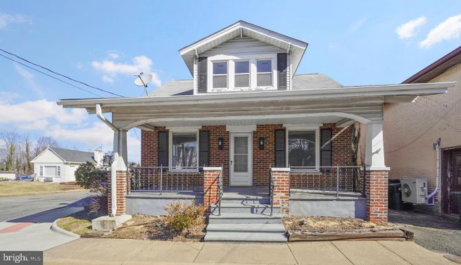 Exterior, Facade, Brick Facade, American Craftsman
