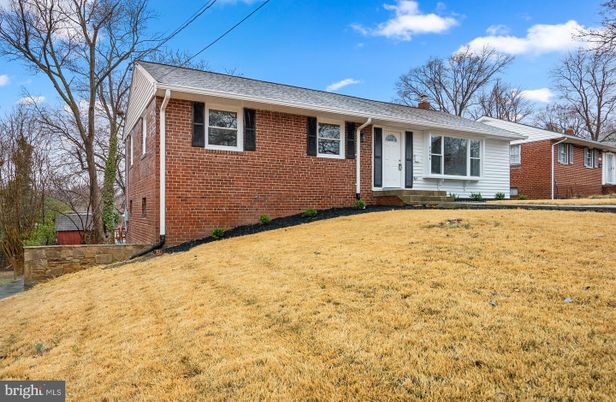 Exterior, Facade, Brick Facade, Cape Cod